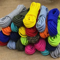 アウトドアで使用されるパラコード  