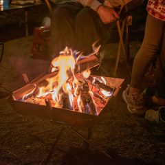 心和む瞬間：焚き火、薪、キャンプ、テント、自転車、バイク