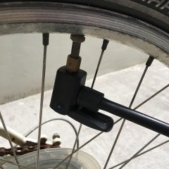 自転車の大敵：電線のヒゲ、タイヤ、チューブ、パンクの原因