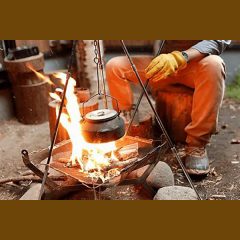 焚き火：秋のアウトドア、雨、寒さしのぎ、語らいのひと時