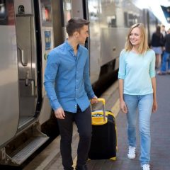 旅人をもてなす。