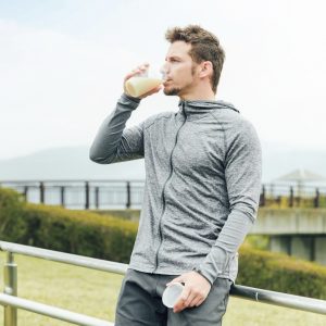 プロテイン飲み姿